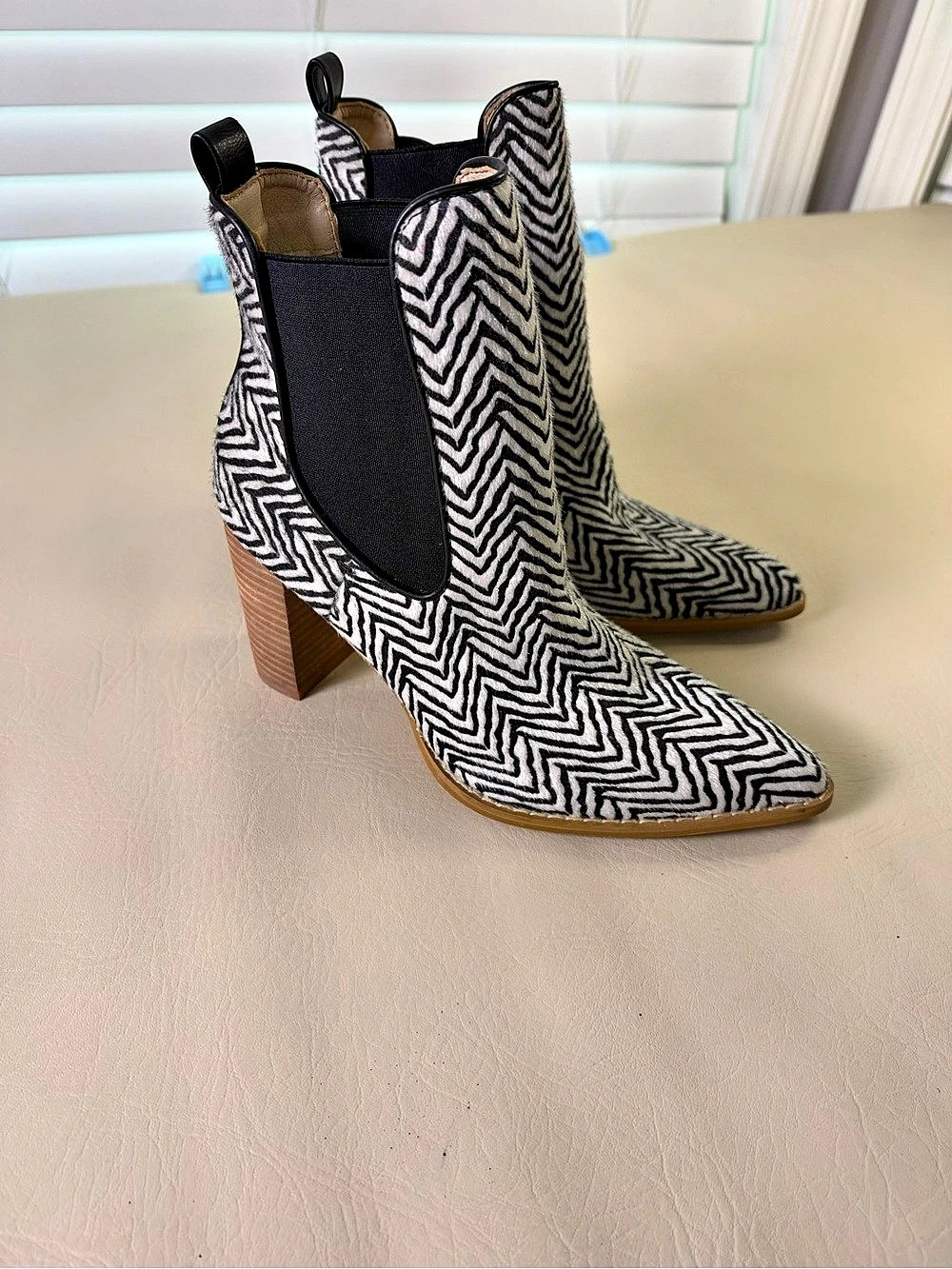 Women's oasis society black and white  Ankle Boots US 7.5 Like New